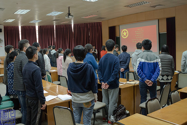 图 1 全体人员合唱团歌