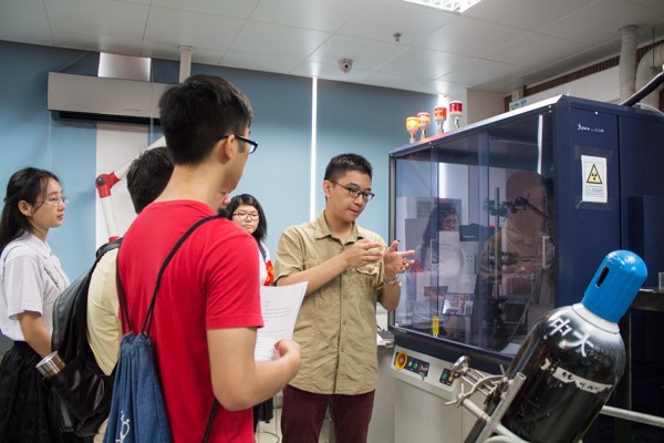 图 12 师兄介绍X射线双晶衍射仪