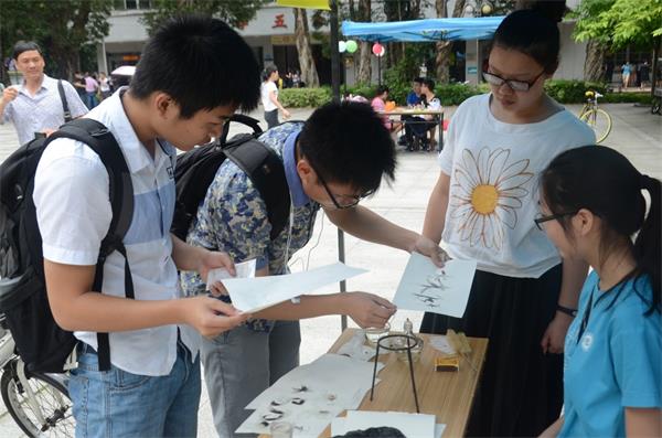 图 13 体验奇妙的化学实验