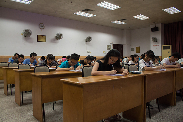 图 3 积极分子专心答题