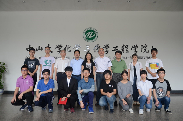图 4 全体选手与评委老师合影