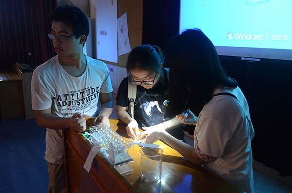 图 4 同学们用pH试纸解谜