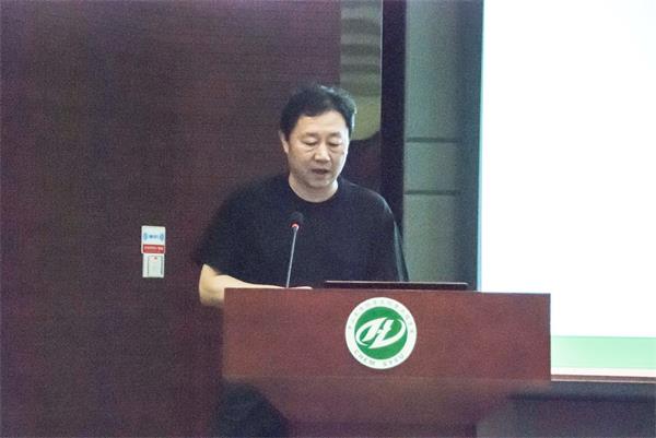 图 4 童叶翔教授专题报告展示