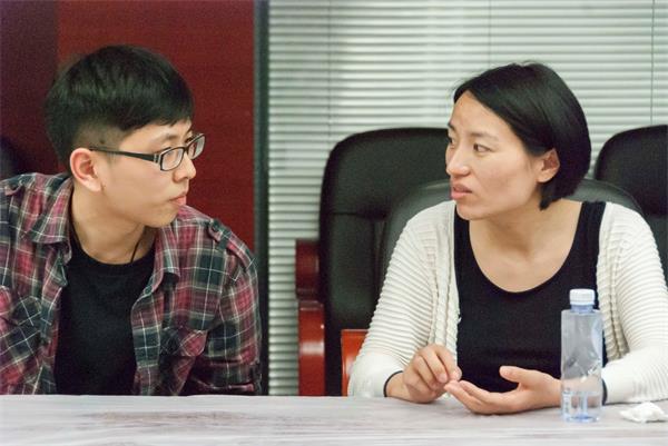 图 5 教师与学生交流学术问题