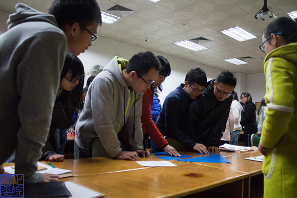 图 5 积极分子在古小红老师带领下完成素拓