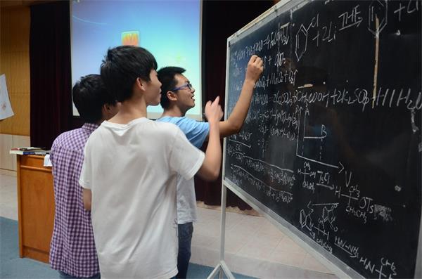 图 6 同学们合作完成任务