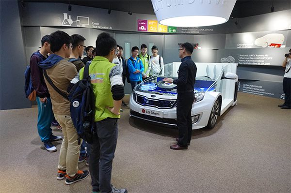 图一：官科长为同学们介绍展品