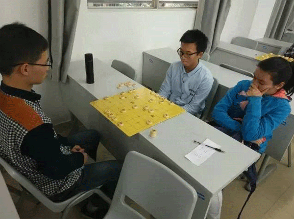 图二 选手冷静思考中