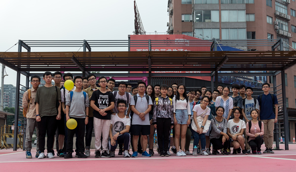 图五 学生会出游成员合影