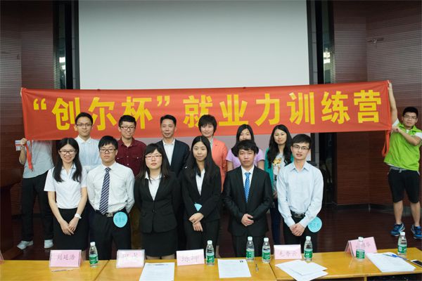 图八 选手与嘉宾合影