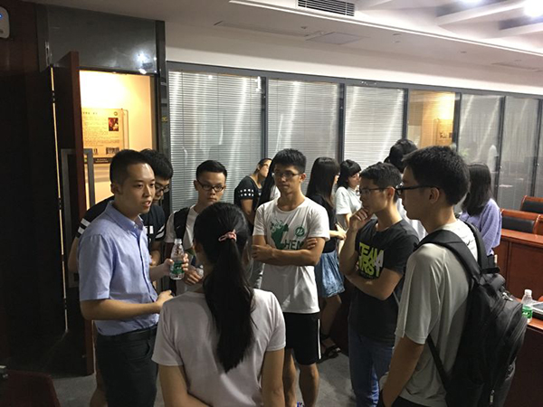 图六：会后同学们与嘉宾继续交流