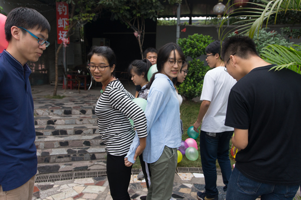 图四 夹气球跑比赛现场