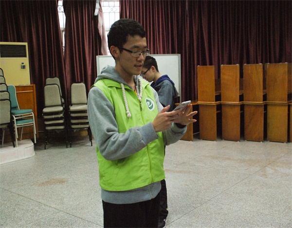 图四 认真讲解的主持人