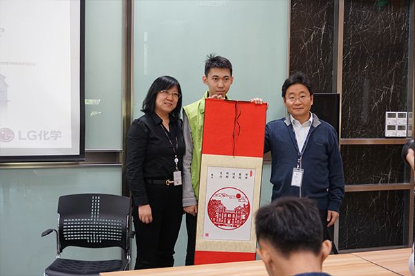 图四：我院代表赠礼并合照留念
