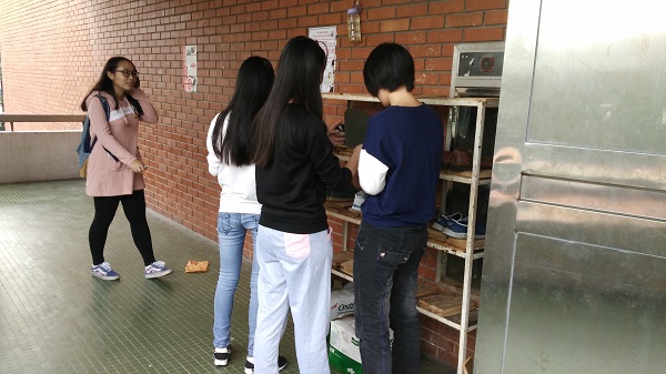 图1  参赛者在寻找线索