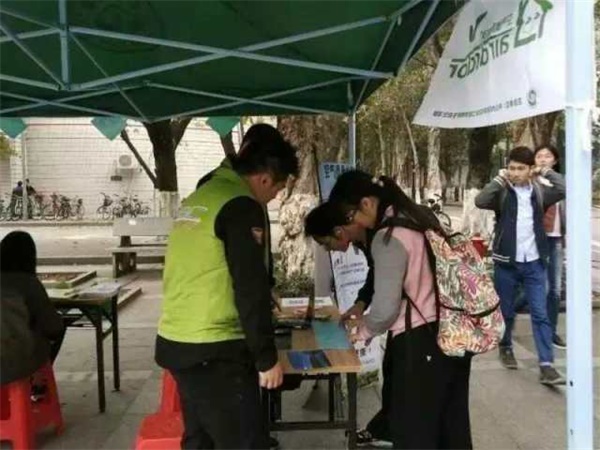 图1  志愿者填写报名表