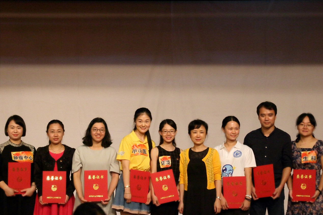 图1  我院团委副书记李希娥老师（左2）代表我院团委上台领奖