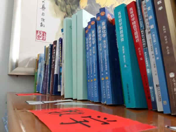 图1 分类摆放的旧书