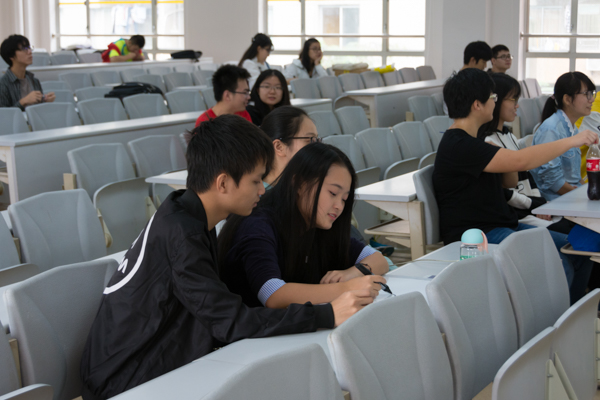 图1 初赛选手认真作答