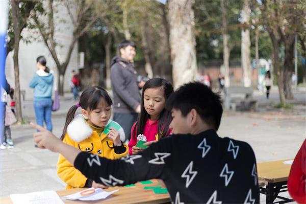 图1 工作人员通过游戏向小朋友介绍就要危害