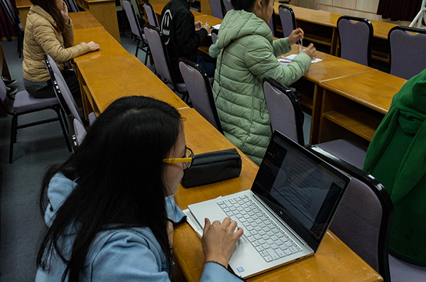 图1 开考前积极分子认真复习.jpg