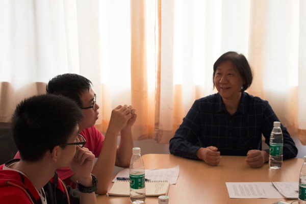 图1 汪波老师“谈笑风生”，回答积极分子的提问