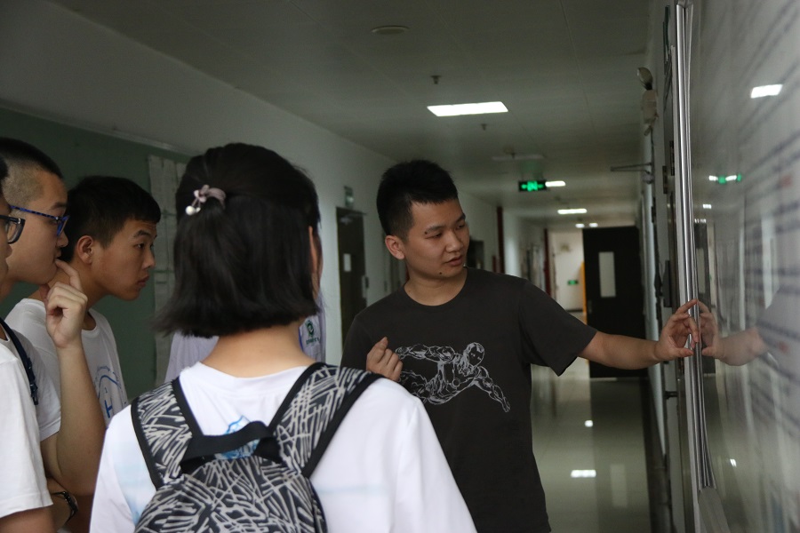 图1 讲解员认真介绍
