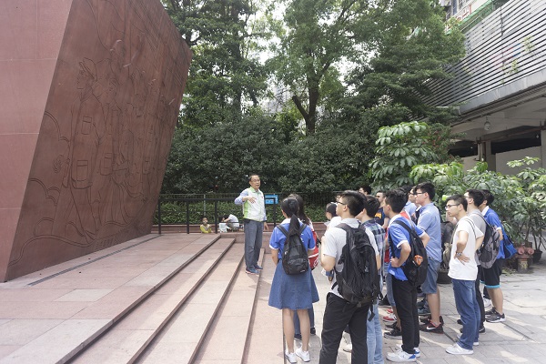 图1：同学们认真听甘老师讲解