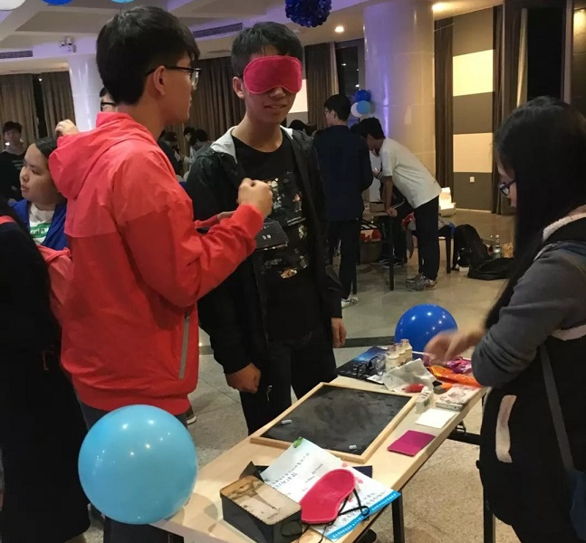 图10 观众在后场摊位试玩游戏