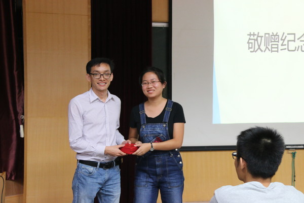 图2  促进学社社长许可向卢锡洪老师赠送纪念品