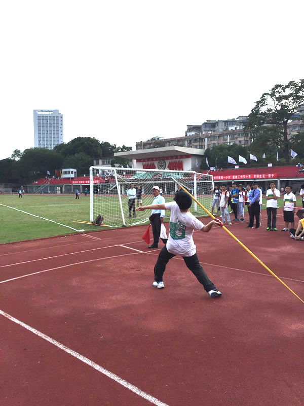 图2  化院学生正在进行标枪比赛