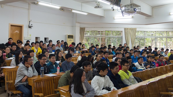 图2  同学们认真聆听