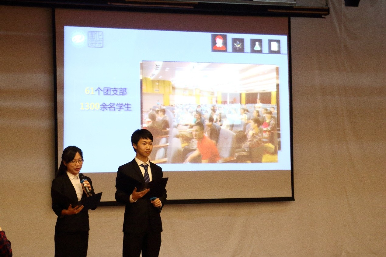 图2  我院团委蒙飞妃、赖正哲同学展示