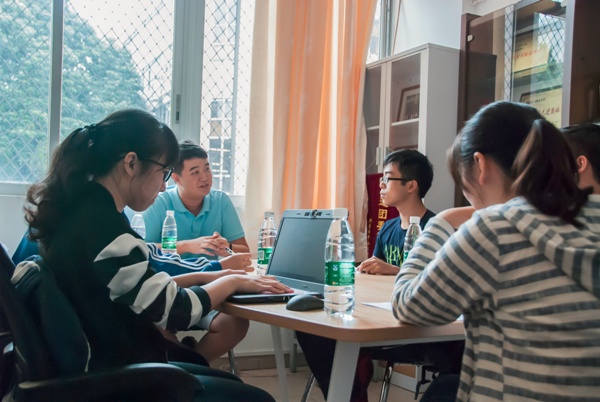 图2 伍肇伟师兄在回答积极分子们的提问