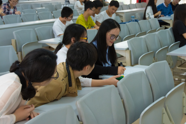 图2 初赛选手积极讨论