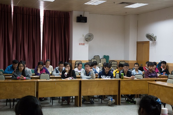图2 学生骨干们凝神听讲
