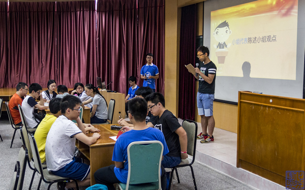 图2 小组代表上台陈述观点