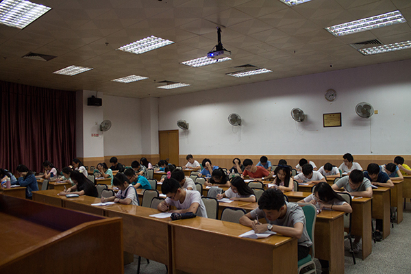图2 积极分子专心答题