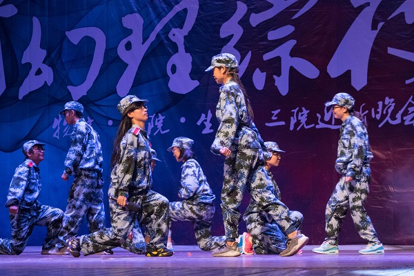 图2 话剧表演