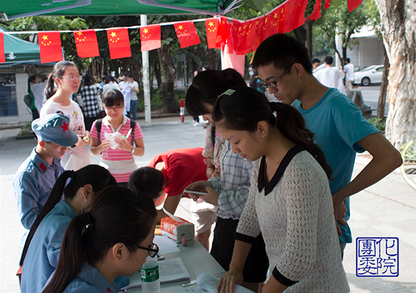图2：参赛队伍在亲新广场出发，工作人员登记