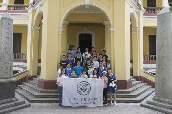 图2：团史馆前合照