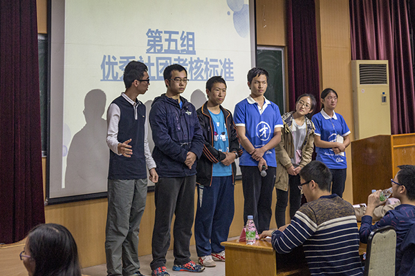 图2-第五组在进行答辩