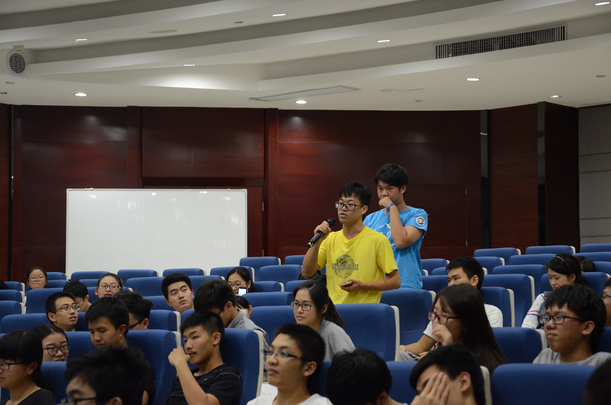 图3  同学们积极提问
