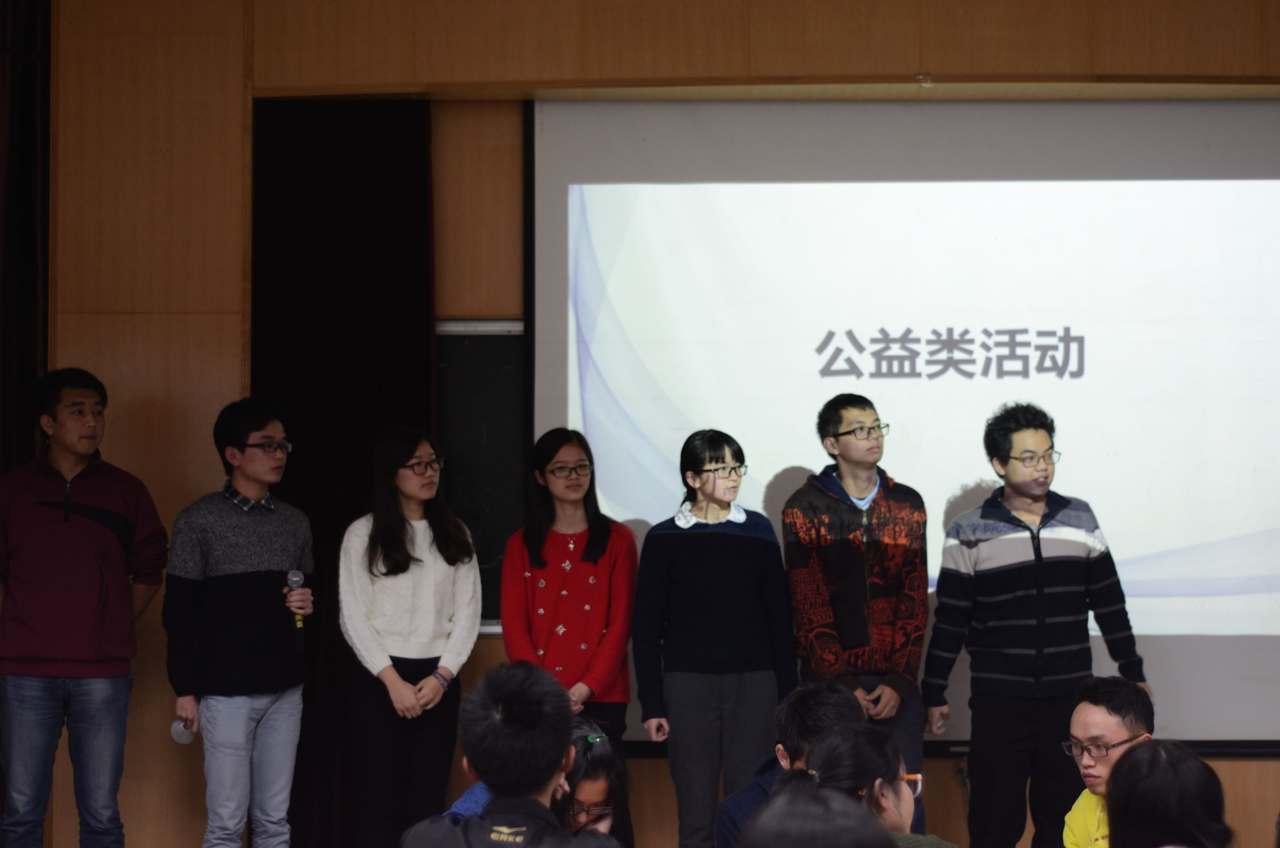 图3  小组成员上台进行集体答辩