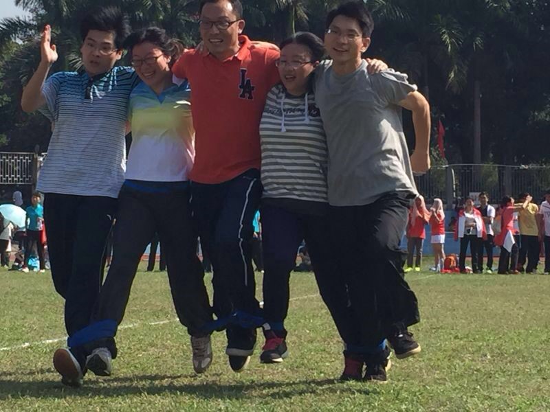 图3  教工代表正在进行五人六足比赛