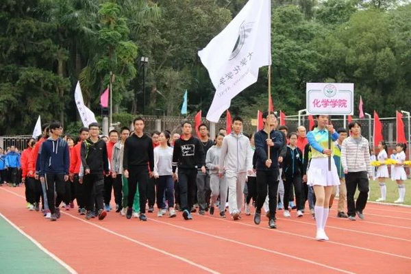 图3  校运会入场式