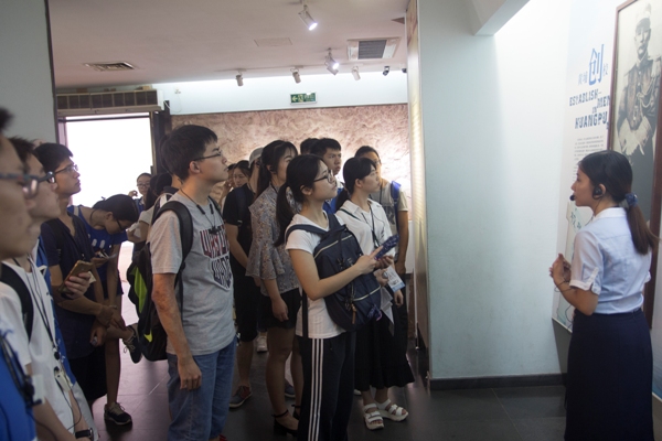 图3  积极分子们在导游引导下参观