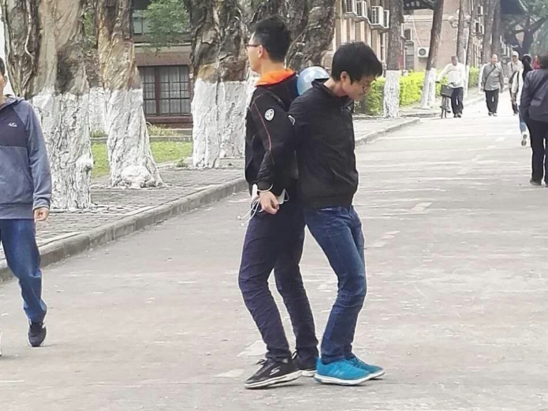 图3 参赛队员背靠背夹着气球