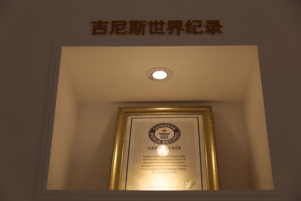 图3 流行美的展示橱窗