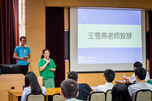 图3 王雪燕老师就个人经历分享入党对自己的影响